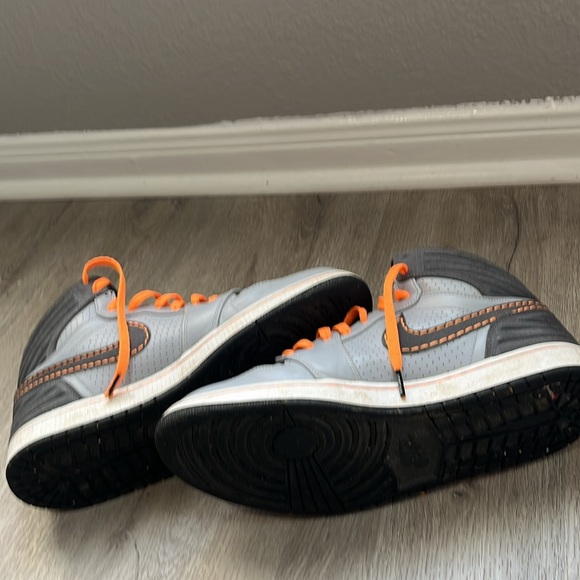 Jordan 1 Retro
93 Wolf Grey Orange - Picture 7 of 7